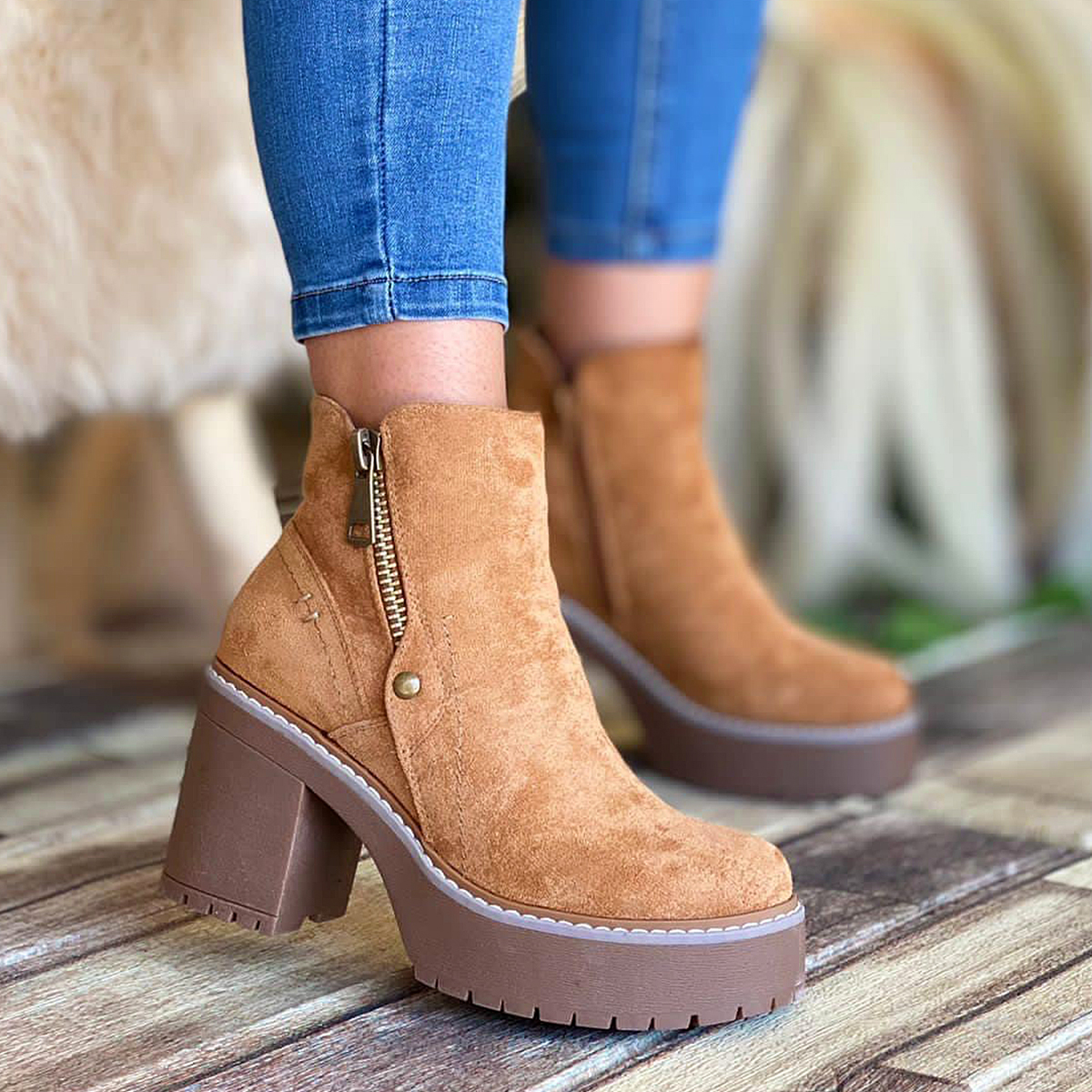 Botines en Gamuza Camel con Taco Medio y Cremallera 2205CM - Imagen 2