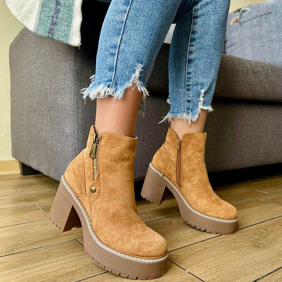 Botines en Gamuza Camel con Taco Medio y Cremallera 2205CM - Imagen 4